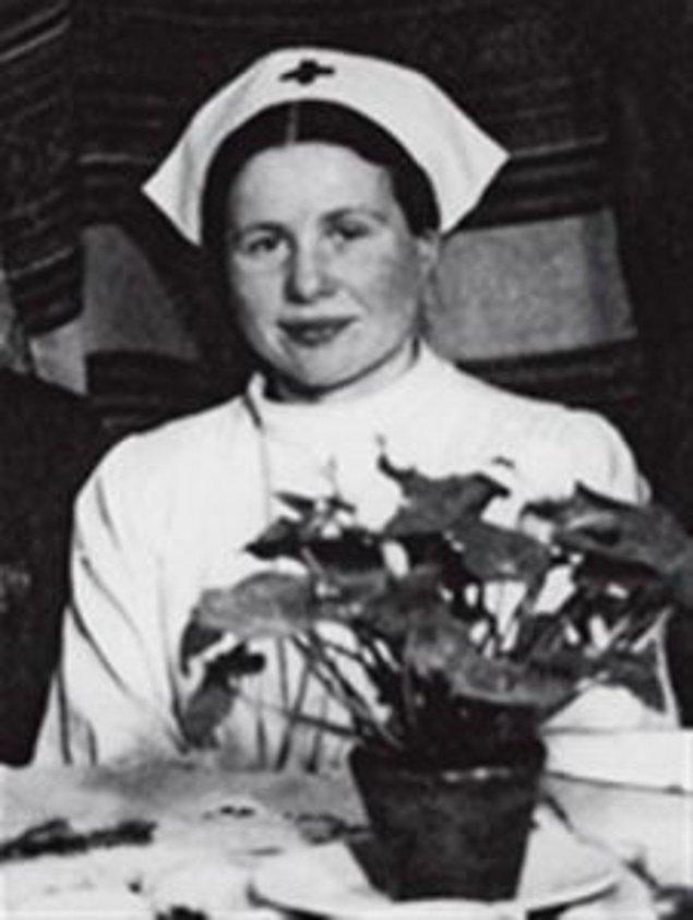 6. Sağlık ocaklarında hemşirelik yapan İrena, Varşova Gettosu’ndaki insanlık dramına seyirci kalamayarak Almanların tifüs salgını korkusundan yararlanıp, sağlık kontrolü yapmak gerekçesiyle gettoya girip çıkmaya başladı.