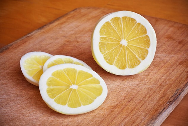 13. Limonlu su zinde tutar