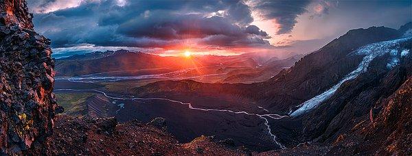 15. İzlanda'da Yüzüklerin Efendisindeki Mordor'u Anımsatan Muhteşem Güneş Manzarası