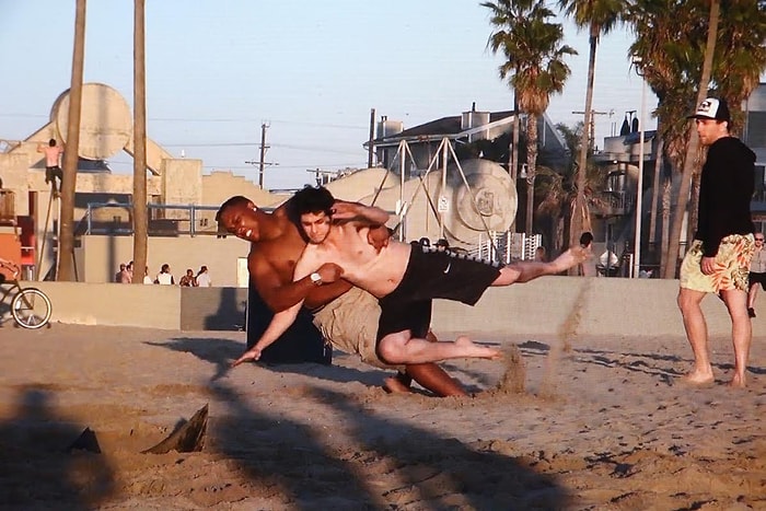 Güneş Kremi Sürmesini İstediği İnsanları Çukura Düşüren Adam | Şaka İçerir