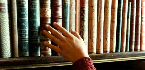 Kitap okuyun.