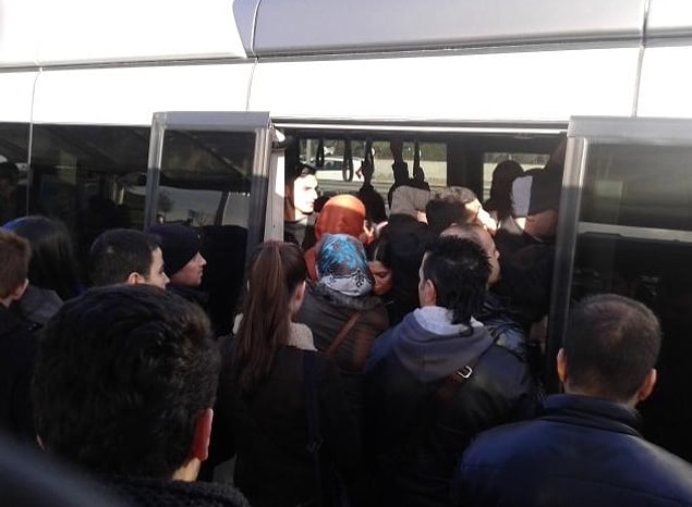 4. Tam çekerken önüme birisi geldi, solda kafasının yarısı çıkmış olan.