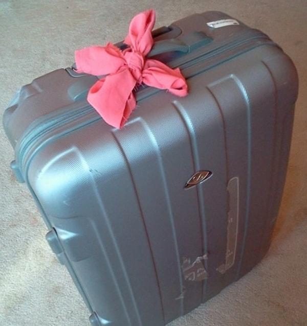 27. Seyahat valizinize bağlayacağınız ufak bir renkli bez sayesinde valiz sırası beklerken her gelen aynı renkli valiz için heyecanlanmazsınız