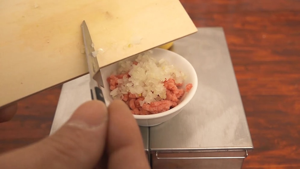 Japon Aşçının Mini Mutfağı ve Yemeye Kıyamayacağınız Sevimlilikteki Cheeseburgeri