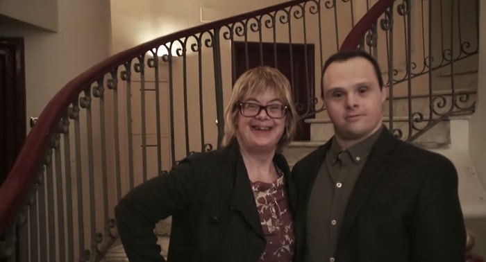 Kız Arkadaşına 'Birlikte Yaşama' Teklifi Yapan Down Sendromlu Adamın Duygu Yüklü Dakikaları