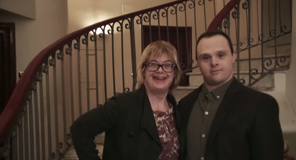 Kız Arkadaşına 'Birlikte Yaşama' Teklifi Yapan Down Sendromlu Adamın Duygu Yüklü Dakikaları