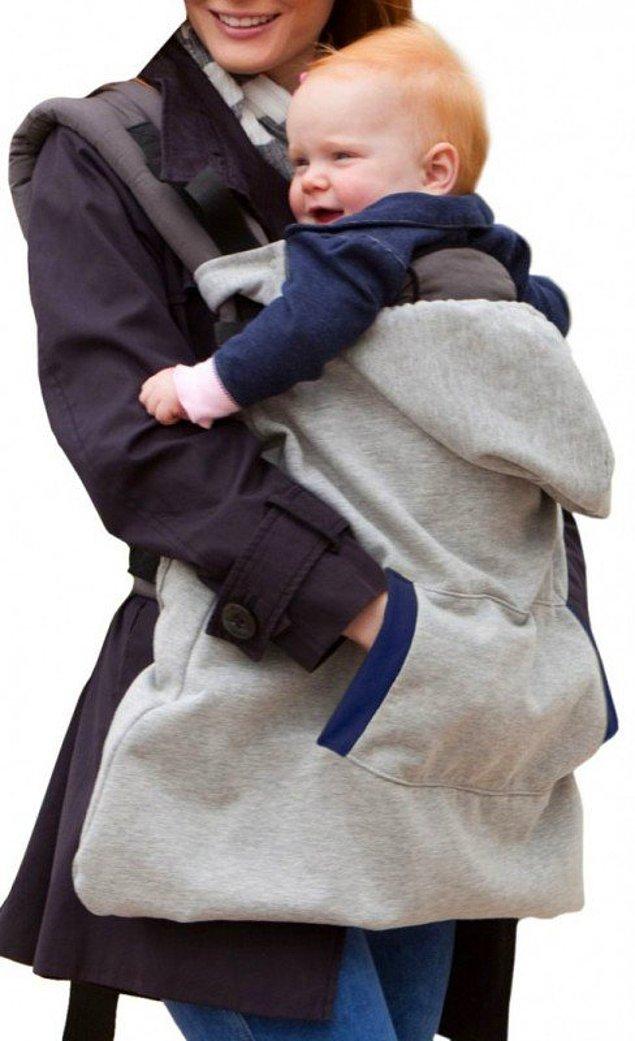 6. Bu süper bebek bağlaması ile hem bebeğinizi taşıyın, hem sizi sıcak tutsun, hem de elinizin altında kocaman bir cebiniz olsun