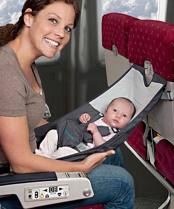 5. Bebeğinizin uçakta uyumasını kolaylaştıracak bir bebek hamağı