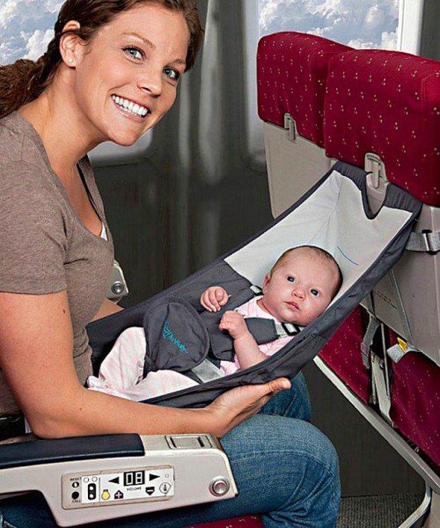 5. Bebeğinizin uçakta uyumasını kolaylaştıracak bir bebek hamağı