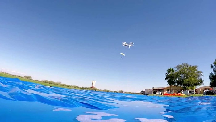 Paraşütle Uçma Keyfini Sabunlu Zeminde Kayma Keyfiyle Birleştiren İnsanlar