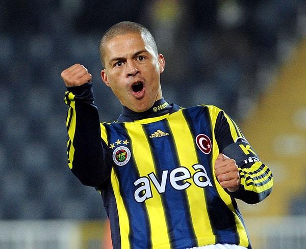 2009-2010 sezonunda ise Fenerbahçe'nin Avrupa Kupaları tarihinde, en çok oynayan ve en çok gol atan futbolcusu oldu.