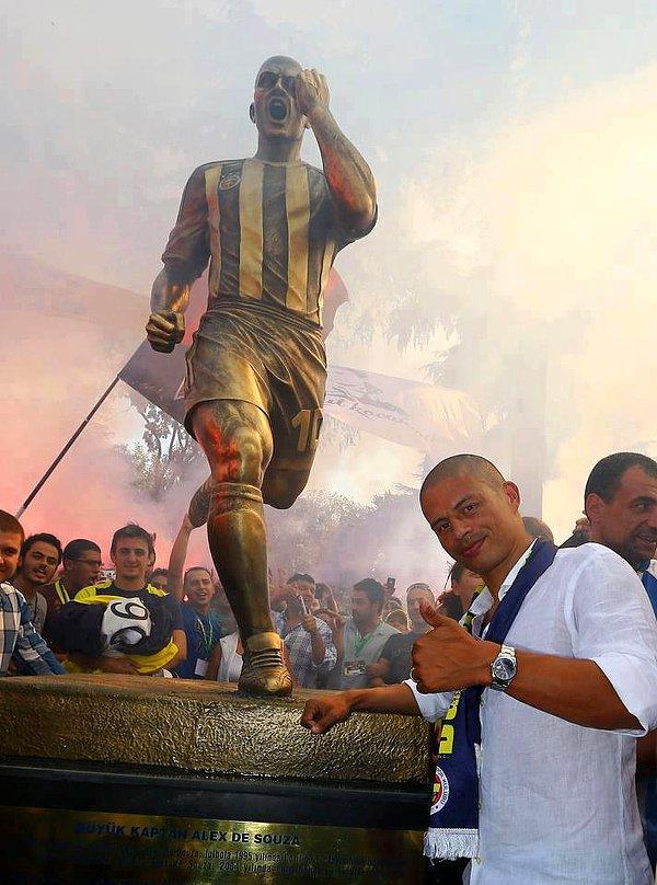 15 Eylül 2012 yılında Kadıköy Yoğurtçu Parkı'na taraftarlar tarafından toplanan paralar ile Alex de Souza'nın heykeli açıldı.