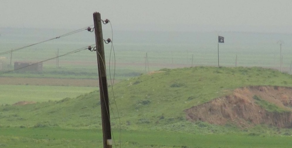 IŞİD Sınırın Sıfır Noktasına Kendi Bayrağını Dikti