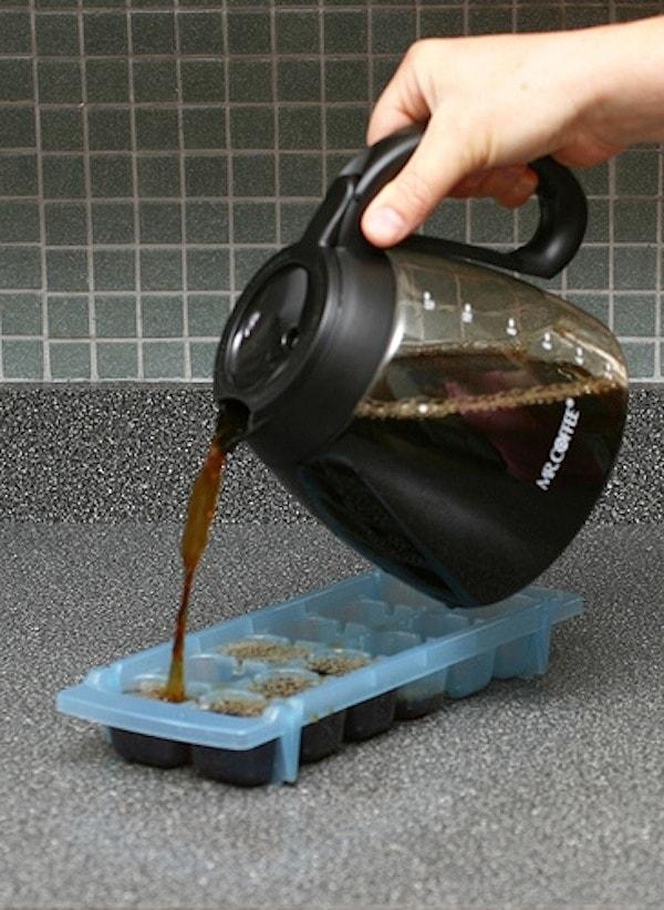 1. Kahvenizi buz kalıbına dökün ve bir gün buzlu kahve yaparken lazım olacak ana malzemeniz çoktan hazır olsun.