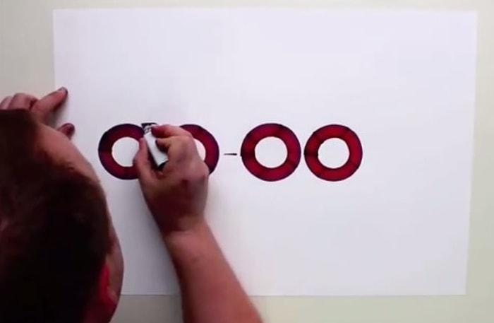 Markaların Logolarını Bilgisayardan Daha İyi Çizen Kaligraf