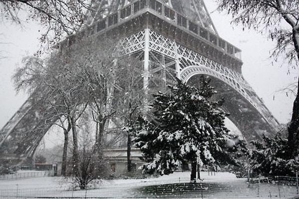 15. Kışın Eyfel Kulesi soğuk havaların etkisiyle; neredeyse 3 cm küçülür.