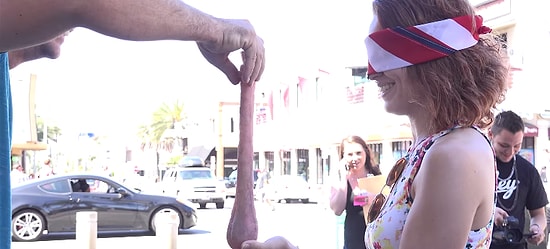 Gözleri Kapalı İnsanlara Testis Uzatarak Ne Olduğunu Tahmin Etmelerini İstemek