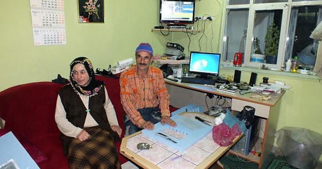 Yozgat’ta, inşaat ustası 49 yaşındaki Veysel Narin, evinin çatısına kurduğu güneş paneli ve rüzgar gülü ile ürettiği elektriği kullanıyor.