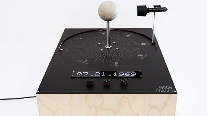 Ay’ın Tüm Tarihlerdeki Evrelerini Gösteren Cihaz: Moon Phases