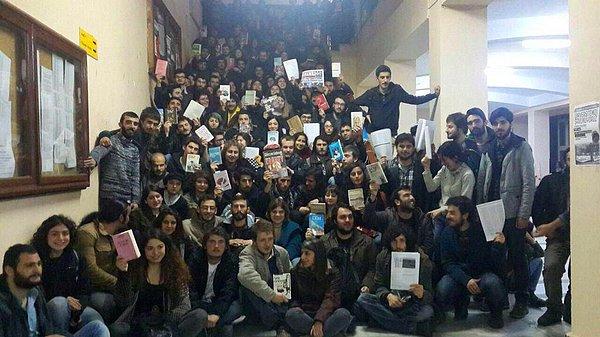 İstanbul Üniversitesi öğrencileri rektörlük atamasında Cumhurbaşkanı Erdoğan’ın üniversite iradesini hiçe sayan tutumuna karşı okulu terk etmeme kararı aldı.