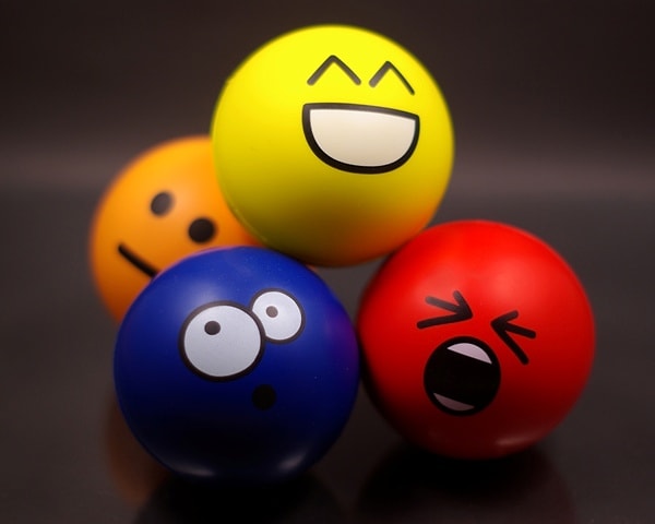 Yapılan araştırmalar, cahil insanların kendilerini mükemmel görmeye; zeki insanların ise yeteneklerini hafife almaya eğilimli olduğunu gösteriyor.