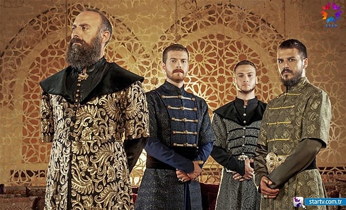 Şehzade efendi gibi giyinir, prens pelerin, kemer, kuşak, madalya derken alıp yürür.