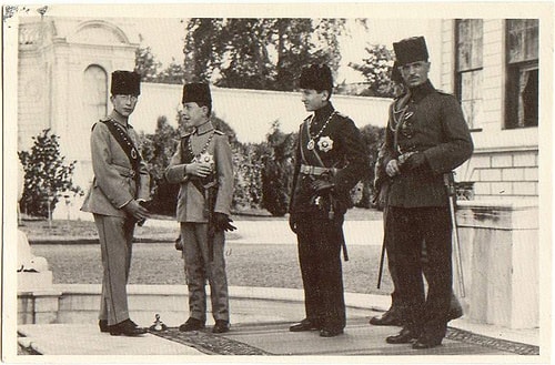 Şehzade kılıç, ok, gürz, hançer kullanır, at biner, aralıksız 3 saat kılıç sallar, prens ata binip artistlik taslar. Belki de biraz kılıç.