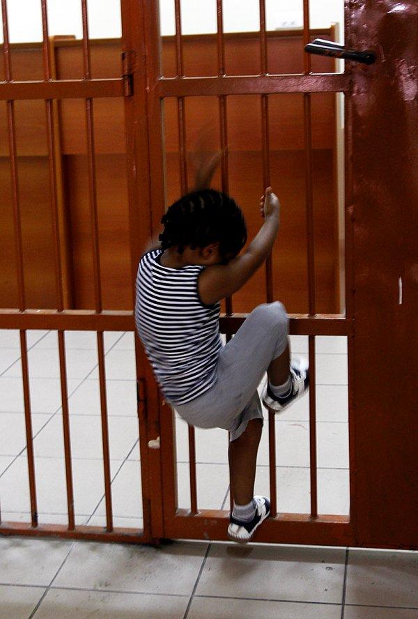 "İçerde Çocuk Var"ın ilk hareketi ise bu çocukların cezaevlerindeki anaokullarının fiziksel koşullarını iyileştirmek.