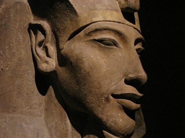 2. Hava, rüzgar ve gemiciler tanrısı olarak bilinen Amon'un tahtını yıkacak kişi Firavun IV. Amenhotep ya da kendi deyimiyle Aton'a(Güneş'e) tapan, Firavun Akhenaton'dur.