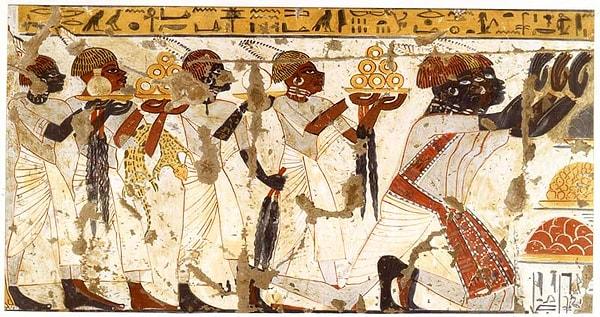 3. Mısır dilinde anlamı "aten'in hizmetkarı" demektir. Akhenaton, kendisinin tanrı olduğu düşüncesini reddetti.