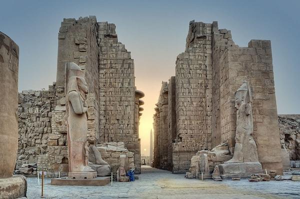 8. Dini merkez olarak bilinen Karnak’ta bulunan tapınakların rahipleri, dini istismar(3500 yılda değişen bir şey yok!) sonucu elde ettikleri maddi güç sayesinde zaman zaman Firavunlara dahi kafa tutar hale gelmişlerdi. Tabi ki Akhenaton bu durumdan rahatsızdı.