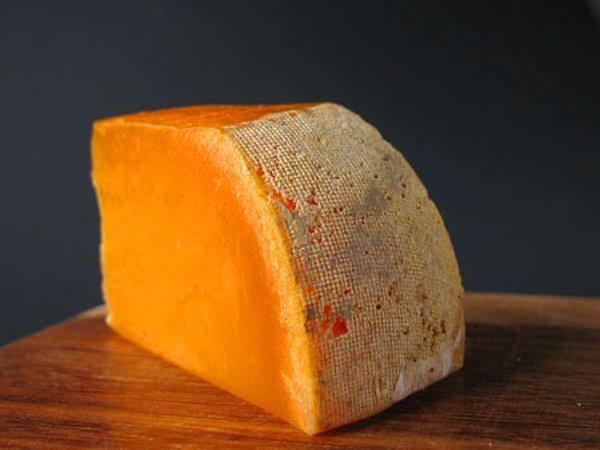 4. Annenize yarım kilo Mimolette peyniri alın ve altın gününde komşulara bu peynirle börek yapmasını söyleyin.