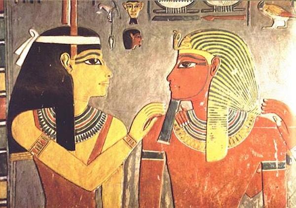 14. Tutankhaton’un ölümünden sonra Horemheb’in tahta çıkması, ilk iddiayı bir adım daha öne çıkarmaktadır.