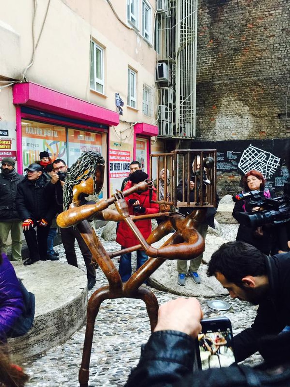 Öldürülen Gazeteci Nuh Köklü Anısına Heykel Dikildi