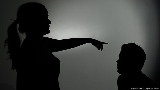 İnsanlar fiziksel açıdan yorgun olduğunda, dürüst olmaya daha eğilimliler. Bu nedenle gece geç saatte yapılan konuşmalarda, itiraflar daha sık oluyor.