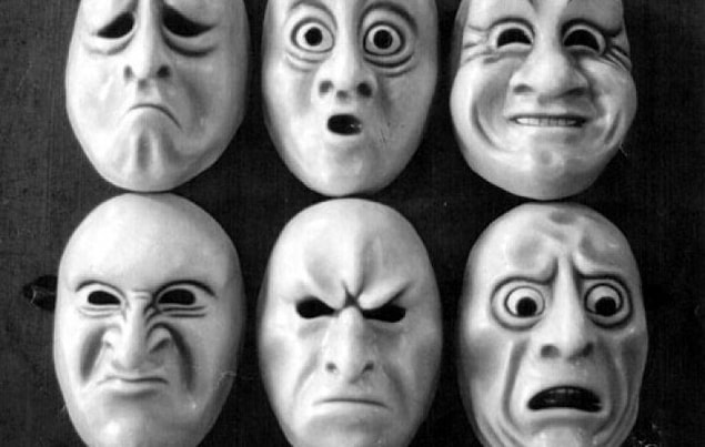 Farklı coğrafyalarda yaşayıp farklı dilleri konuşsa da, yeryüzünde yaşayan tüm insanlar şu 6 duygu için aynı yüz ifadesi ve mimikleri kullanıyor: mutluluk, öfke, üzüntü, korku, şaşırma ve iğrenme.