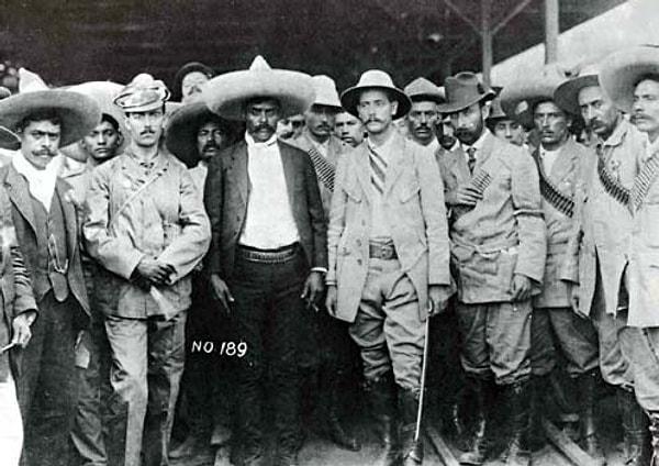 10. Emiliano Zapata, kesinlikle entelektüel bir politikacı değildi. O’nun varoluşunun bu kadar güçlü olması , güçlü bir halkın, lidere ihtiyacı olmayan bir halkın ferdi olmasından geliyordu.