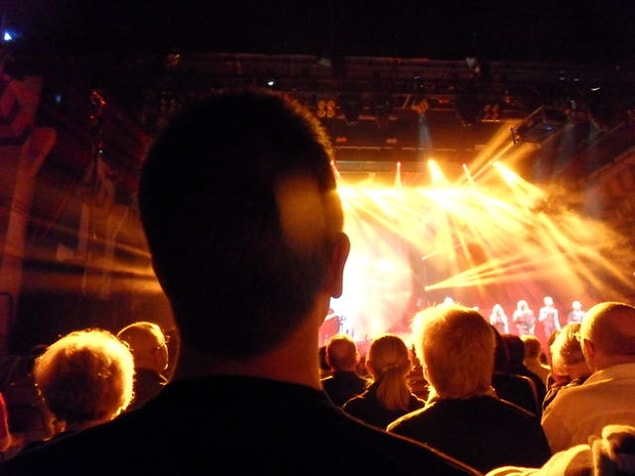 12. Birlikte gittiğiniz konserlerde diğer uzun boylularla arka sıralarda yer alırsınız.