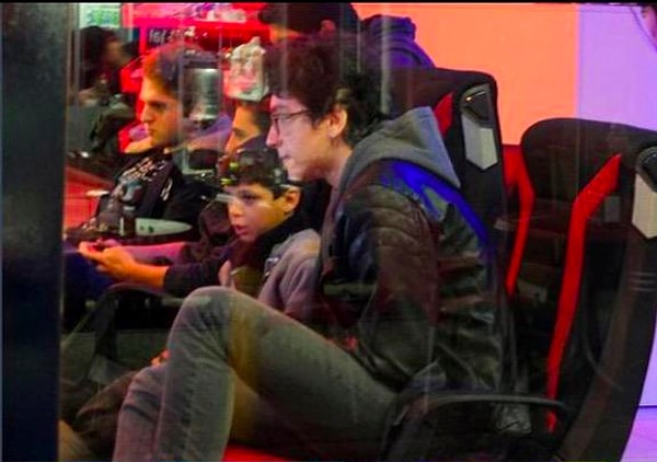 Следующий кадр может довести до слез. Ребята, которые играют в Play Station, заметили этого маленького героя и пригласили его к себе. Теперь они играют вместе.