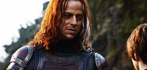 Arya, eski dostu Jaqen H'ghar'ı bulmak için bir limana gitmişti ve bir kaptana Jaqen'ın verdiği gümüşü verip o meşhur cümleyi söylemişti;