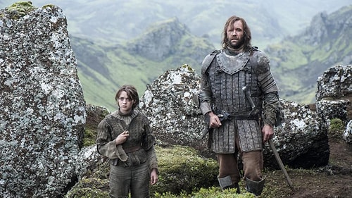 Brienne ve Podrick yolculuklarında Arya ve Tazı (The Hound) ile karşılaşmıştı.