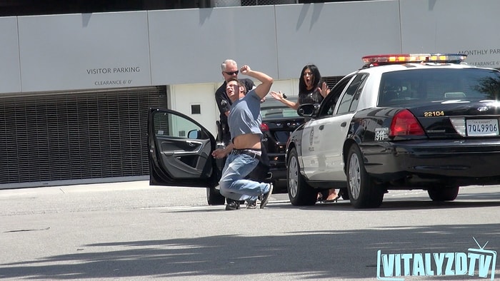 Gözlerinin Önünde Çocuğu Tutuklanan Annenin Zor Anları | Şaka İçerir