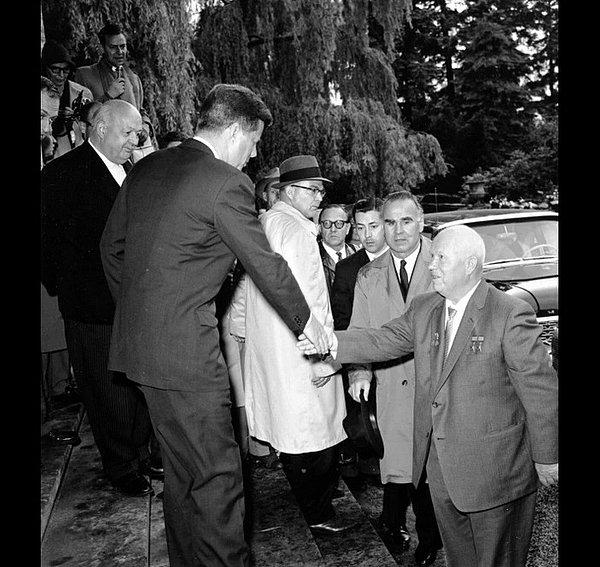 12. John F. Kennedy ve Nikita Kuruşçef, 3 Haziran 1961, ABD Viyana büyükelçisinin evinde.