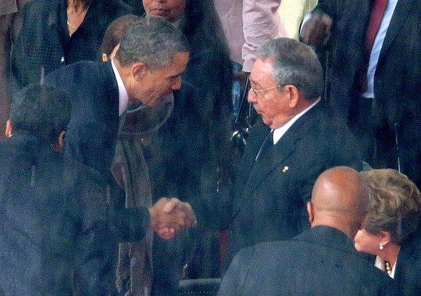 14. ABD Başkanı Barack Obama - Küba Başkanı Raul Castro, Nelson Mandela'yı anma töreninde.