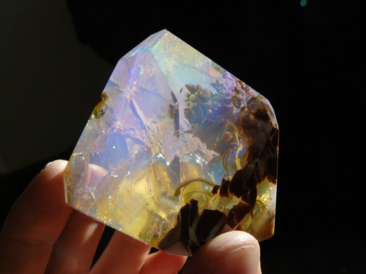 Опал камень самородок. Лехос опал. Сердолик, огненный опал. Опал неограненный. Опал аморфный кремнезем.