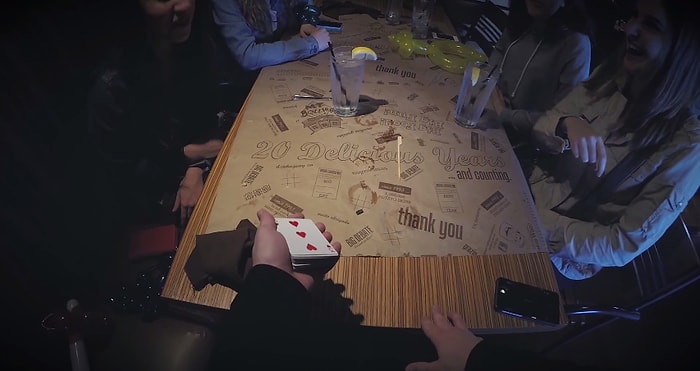 Yaptığı Kart Numarası ile Kızları Kendine Hayran Bırakan İllüzyonist