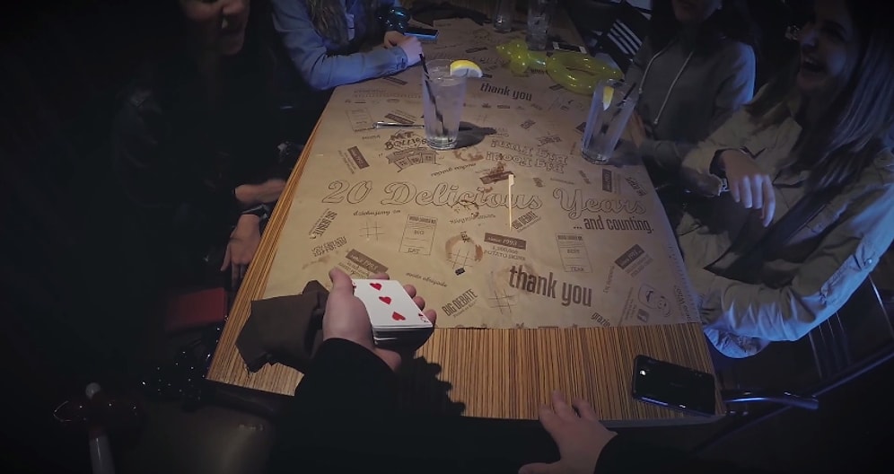 Yaptığı Kart Numarası ile Kızları Kendine Hayran Bırakan İllüzyonist