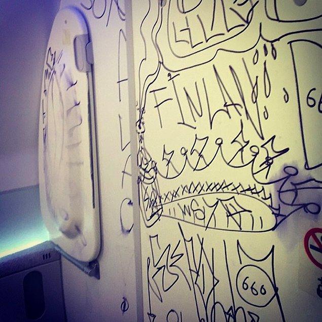 6. İlham gelmiş olacak ki, uçağın duvarlarına graffiti yapan bu çılgın