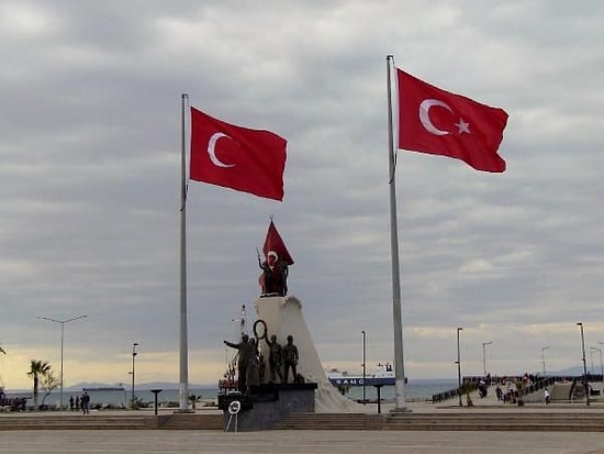 İskenderun'daki Yıldızsız Bayrak Krizi Yargıya Taşındı