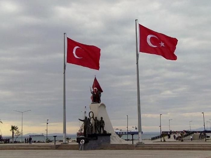 İskenderun'daki Yıldızsız Bayrak Krizi Yargıya Taşındı